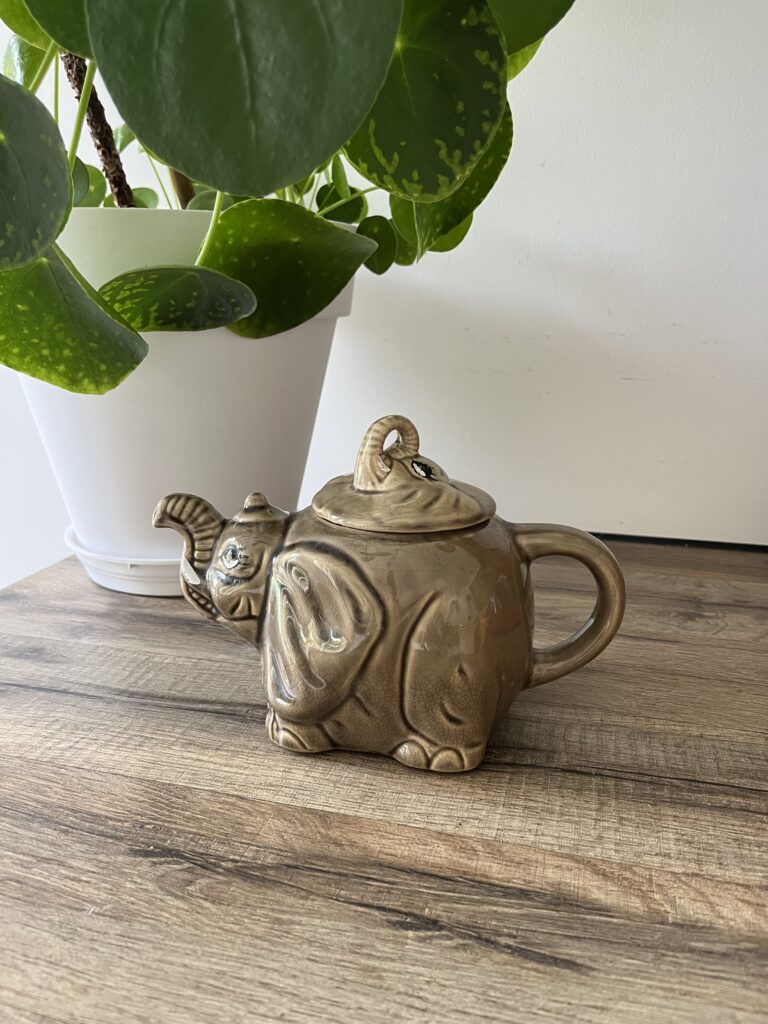 Théière vintage en forme d’éléphant marron