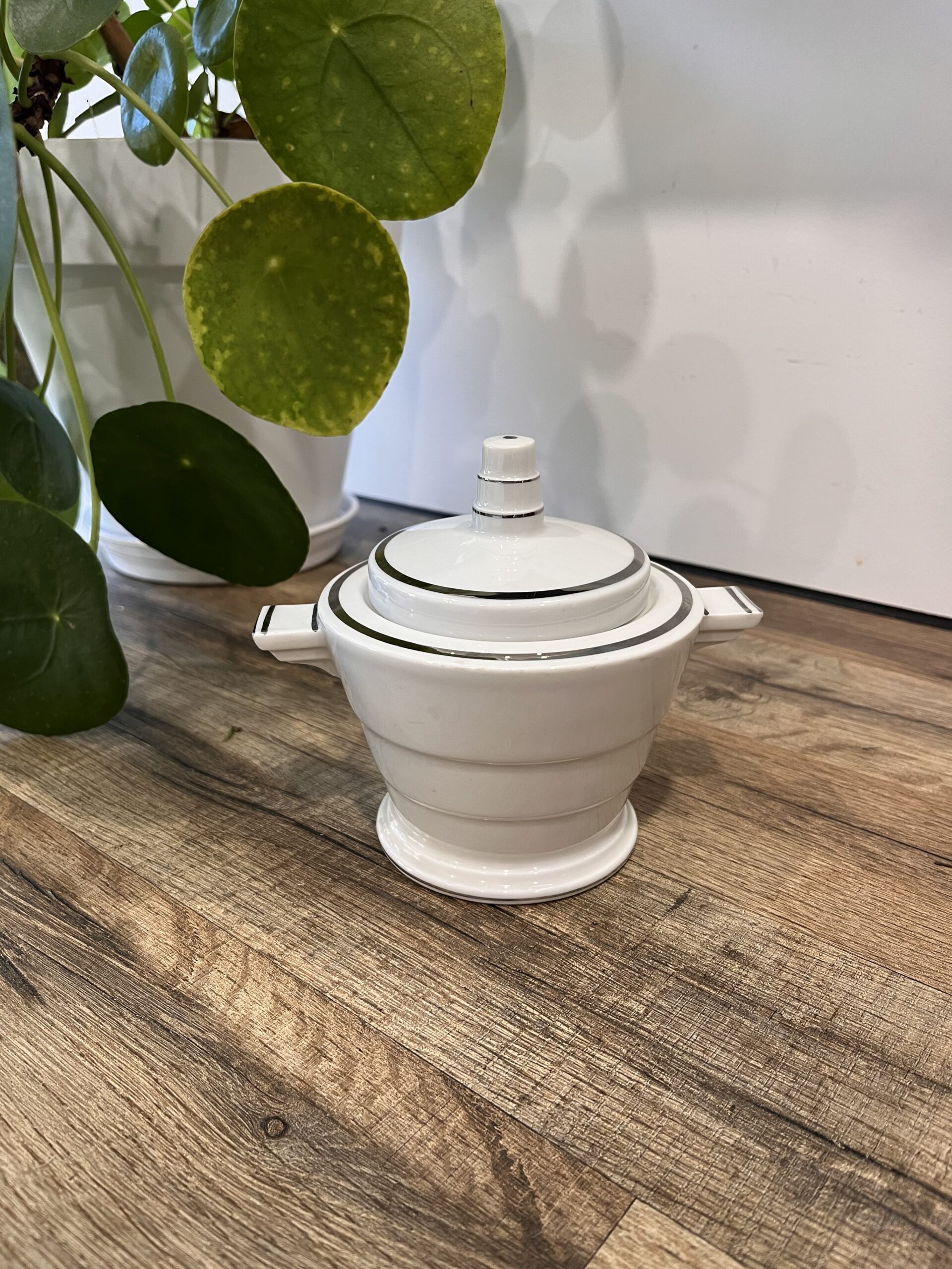 Pot à sucre en porcelaine blanche et liseré argenté