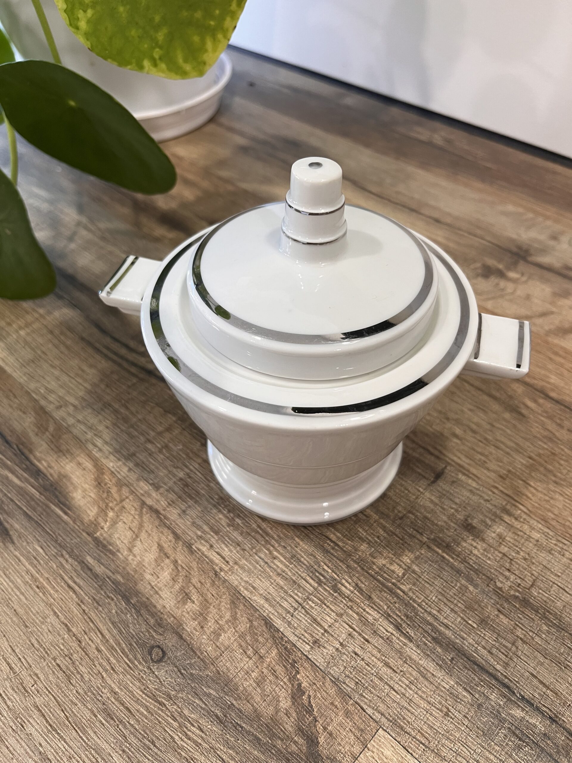 Pot à sucre en porcelaine blanche et liseré argenté – Image 4