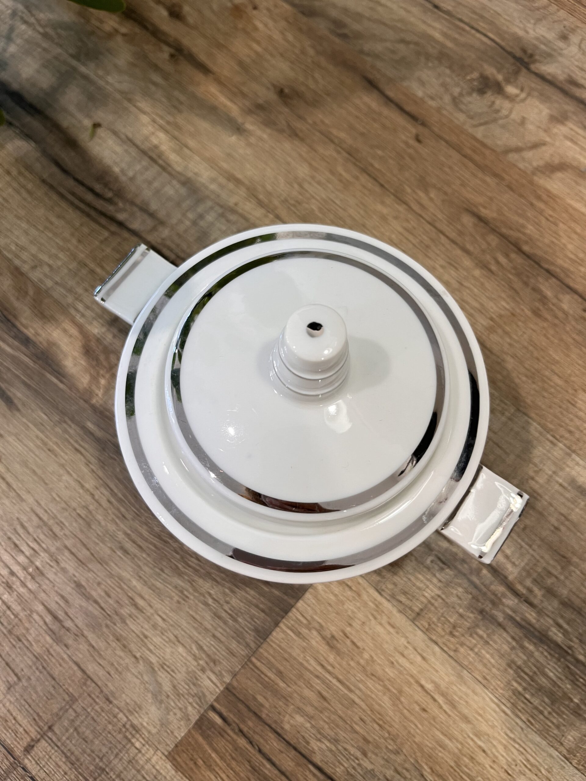 Pot à sucre en porcelaine blanche et liseré argenté – Image 3