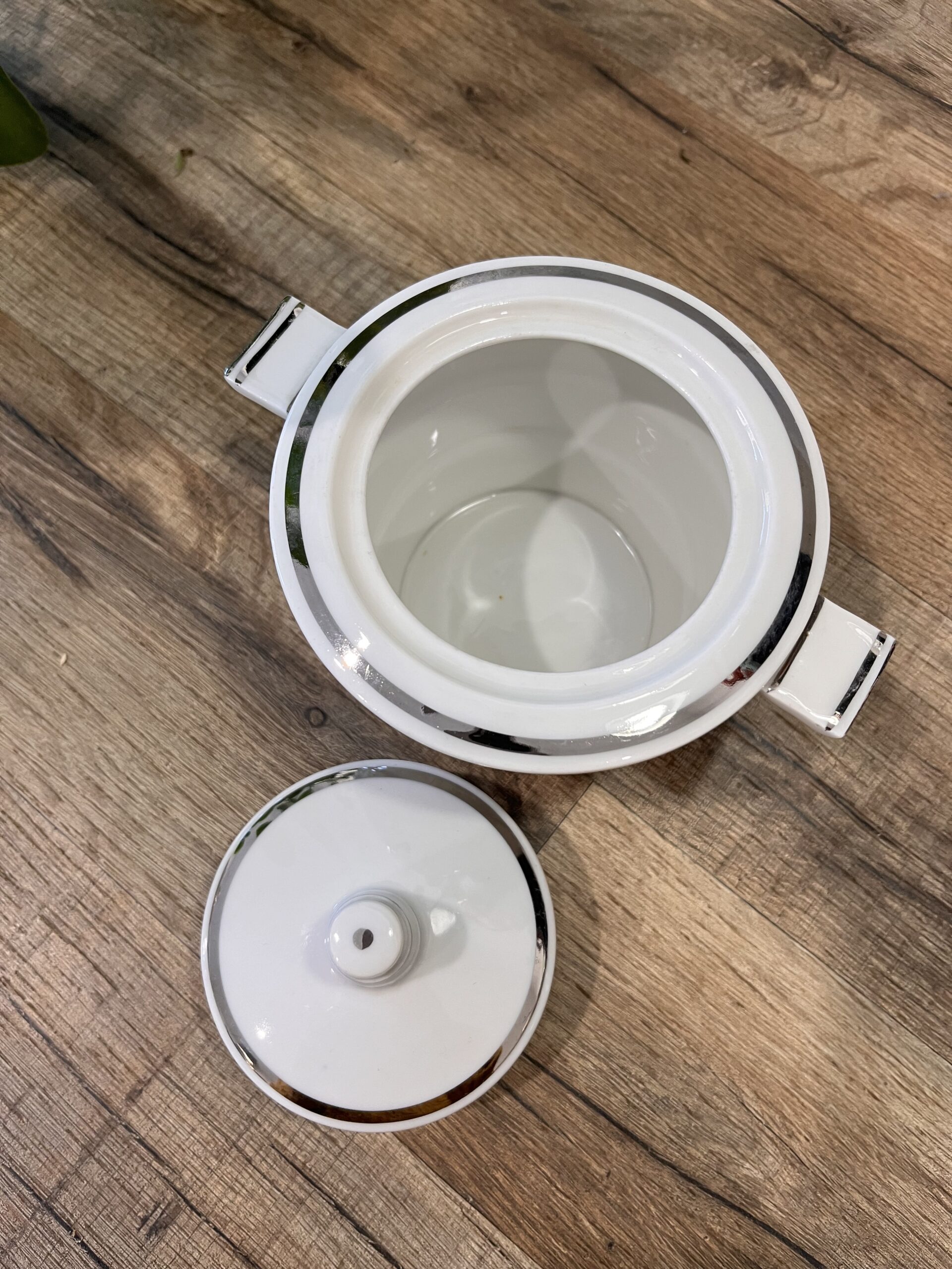 Pot à sucre en porcelaine blanche et liseré argenté – Image 2