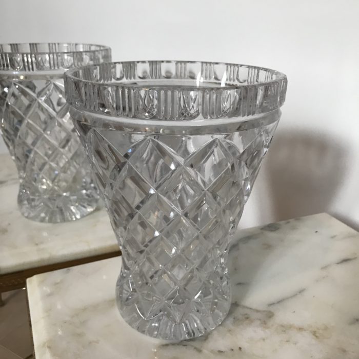 Duo de vases en verre aux formes de losange.