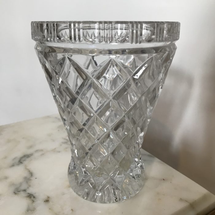 Duo de vases en verre aux formes de losange.