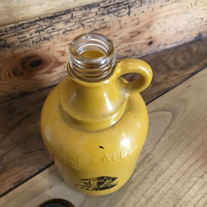 bouteille jaune vintage brocante clemence pau