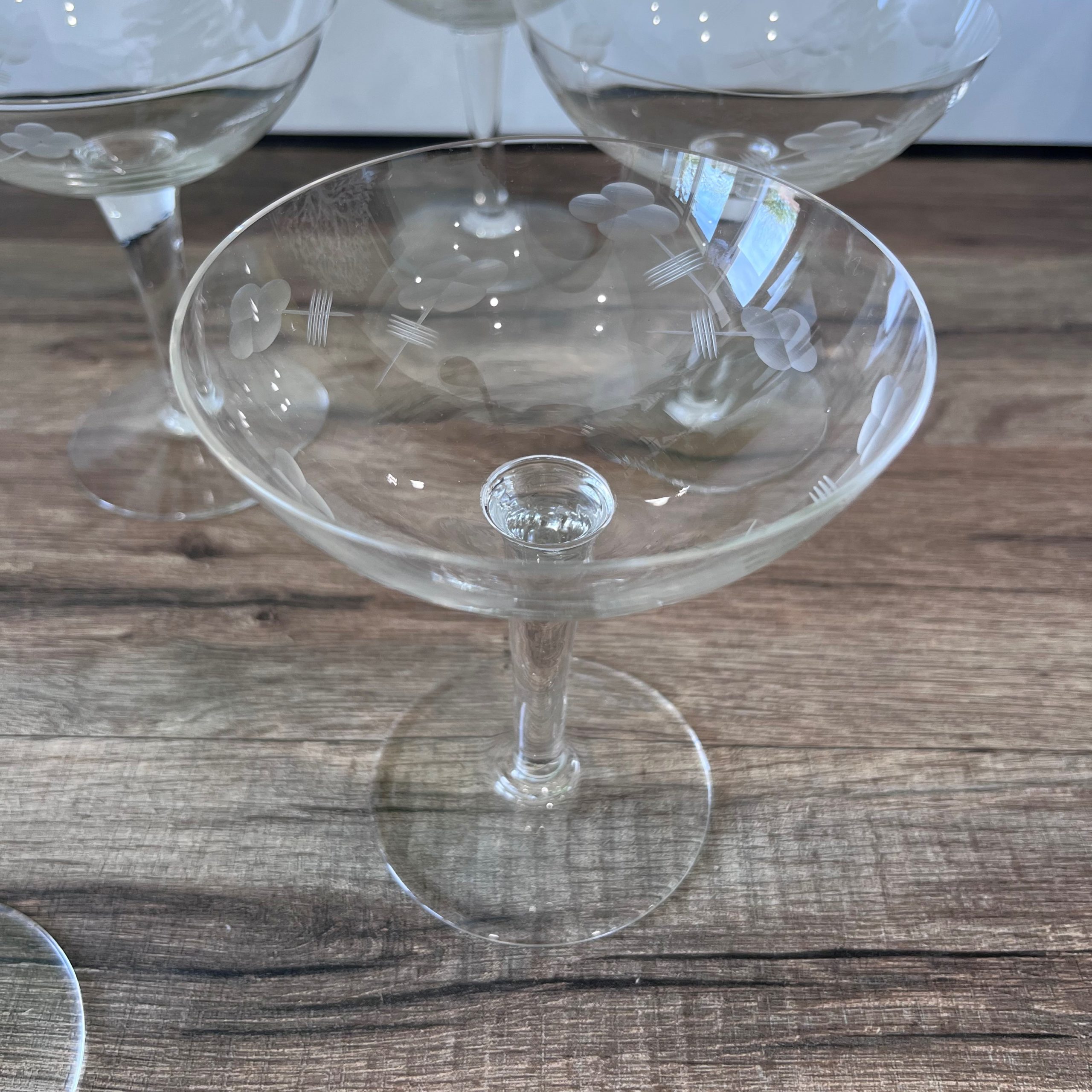 https://labrocantedeclemence.com/wp-content/uploads/2022/05/7-coupes-champagne-cristal-brocante-vintage-clemence-4-scaled.jpg