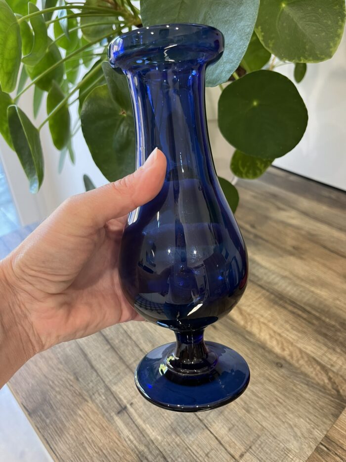 Vase en verre bleu profond – Image 4