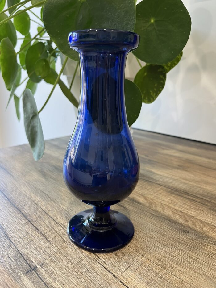 Vase en verre bleu profond