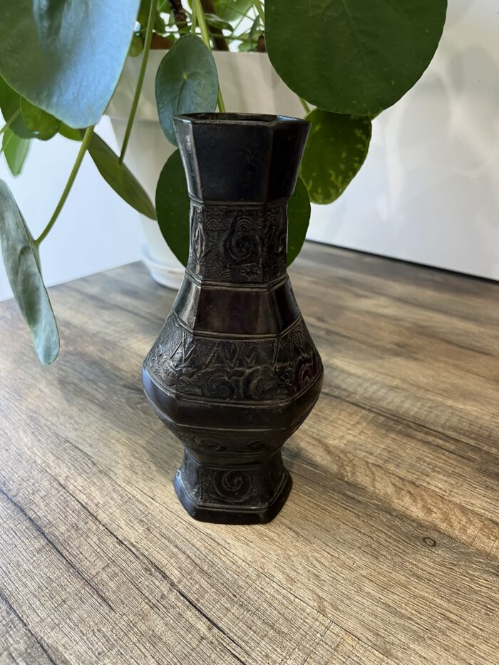 Vase marron gravé