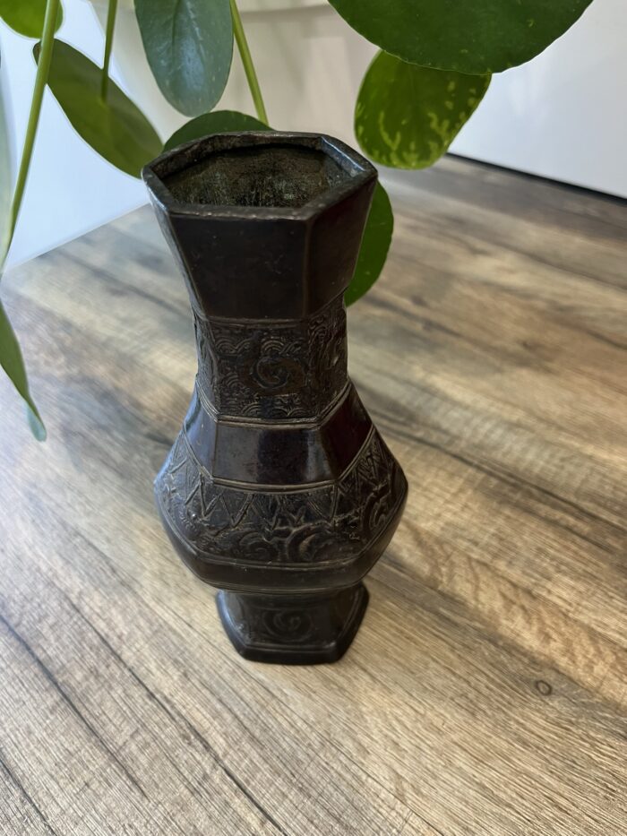 Vase marron gravé – Image 8