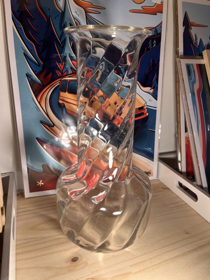 Grand vase en verre torsadé transparent