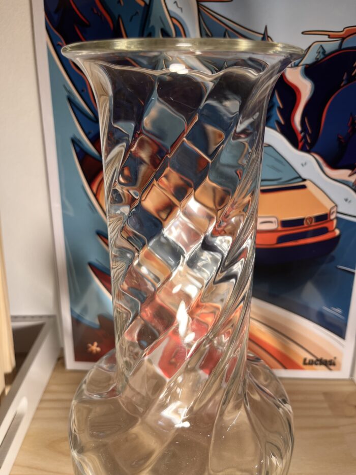 Grand vase en verre torsadé transparent – Image 4