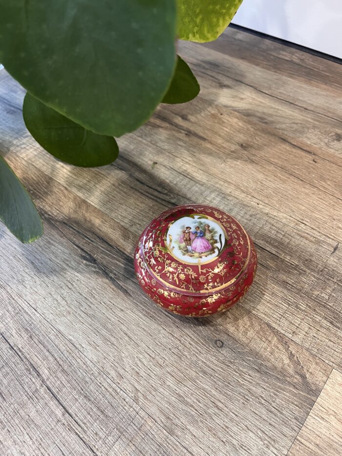Boîte en porcelaine rouge décorée 💫❤️