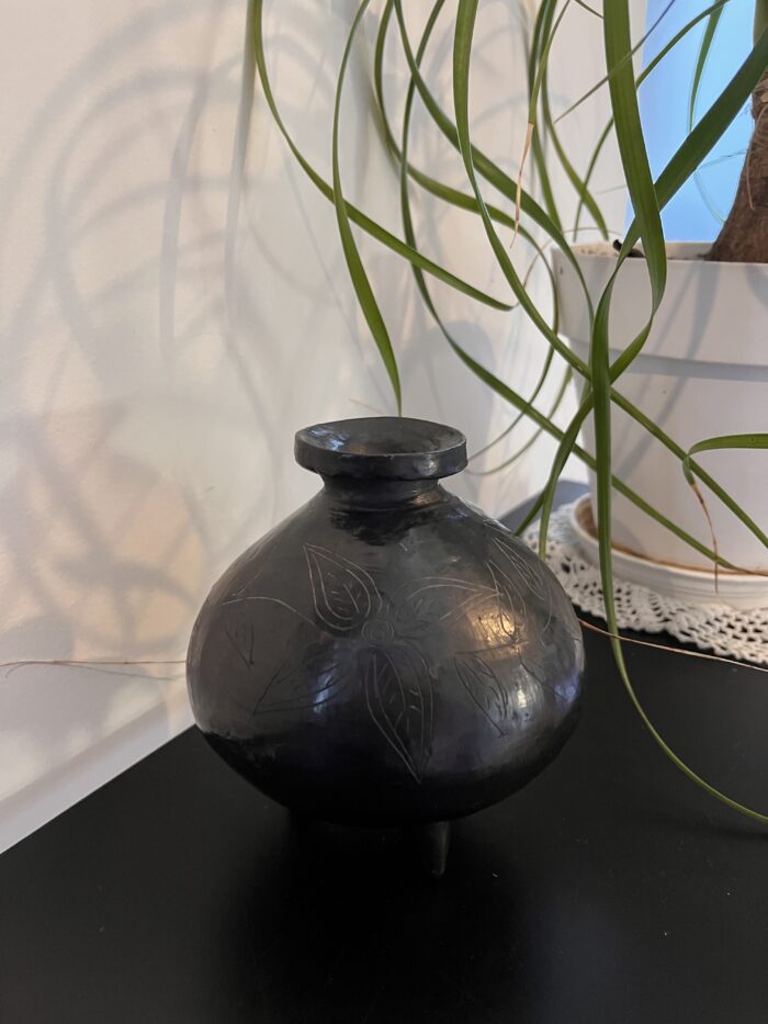 Vase noir artisanal – Origine Mexique ✨