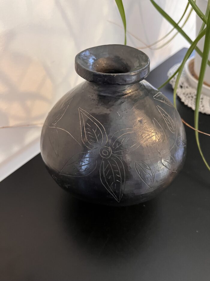 Vase noir artisanal – Origine Mexique ✨ – Image 4