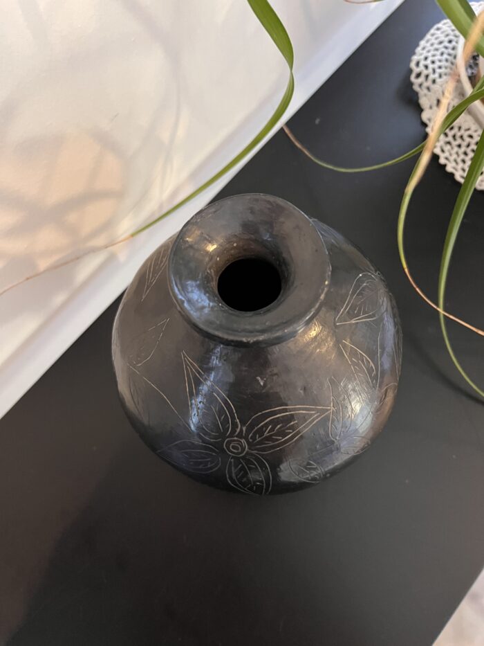 Vase noir artisanal – Origine Mexique ✨ – Image 3